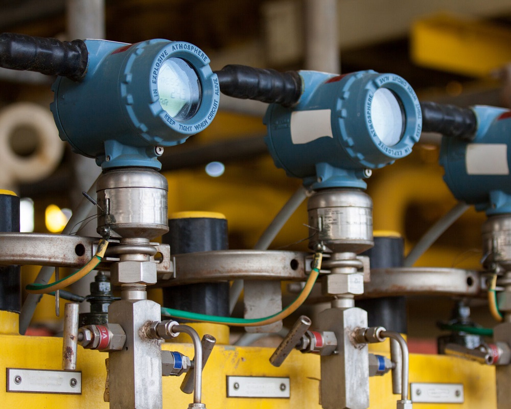 Pressure transmitter in oil and gas process , send signal to controller and reading pressure in the system.